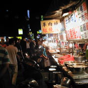 ＝龍山寺夜市＝　龍山寺とセットでどうぞ。天候などによって賑わいも変わります。台湾の夜市はこんな感じ。足つぼはココが最安値。