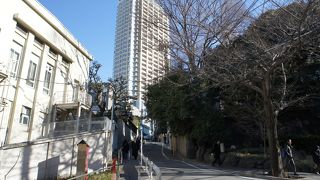 目黒駅から、目黒雅叙園に向かう途中の急な坂道