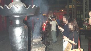 ＝龍山寺＝　学業の神様などいくつかの神様を祀っています。お参りの仕方など日本とはかなり違うので、一度試してみてください。