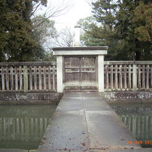 奥の墓標がわかるでしょうか。