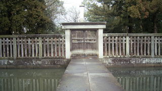 小さな堀が墓所を守っています。