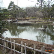 小松城三の丸跡地にあります。