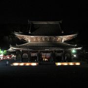 美しく幻想的にライトアップされた寺