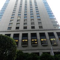 西側（メイソン通り側）から見た外観