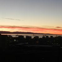 南東側には海も見えます（朝焼け風景）