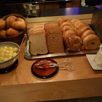 朝食ビュッフェのパンは毎日変わります