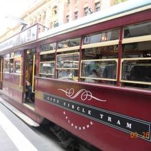 赤い車体が目印