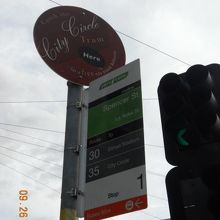 無料のシティ・サークル・トラムの停留所の目印