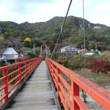正面が駅方面、。見えるのは矢祭山