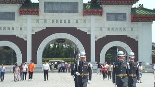 ＝忠烈祠＝　市内観光の定番、軍人の行進・交代が名物