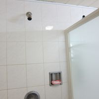 シャワーは固定式。少し使いづらい