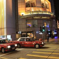 香港のレッドキャブと夜のホテル