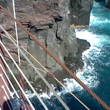 橋の下の海が実にきれいな色で、引き込まれそうになります。