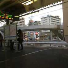 にぎわう駅前
