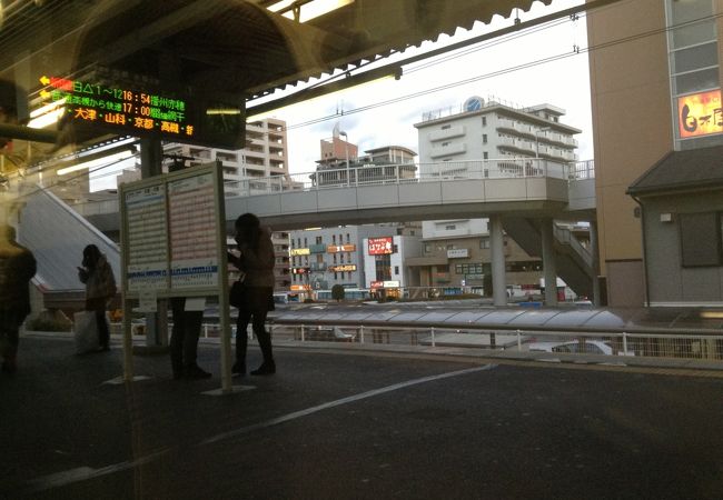 駅前に図書館有