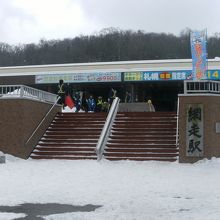 駅舎へ上がるレンガの階段