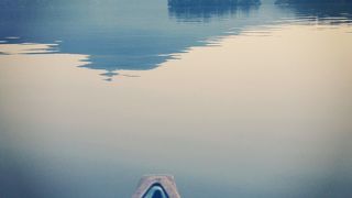 静かな湖畔は…