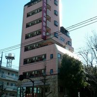 ピンクの外壁で目立つ