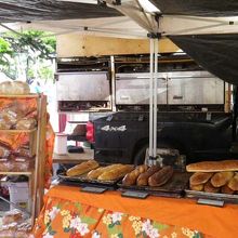 焼きたてパン　奥のトラックで焼いてます