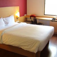 クイーンサイズベッドのシングルルームです。