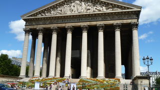 古代ギリシャ神殿を思わせる円柱が立派です