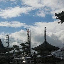 境内　塔もあります