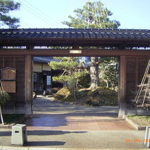 当時の門ではないでしょう。