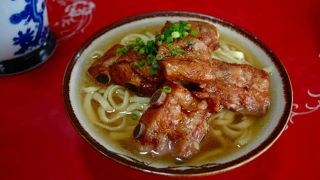 素朴な木造の建物で素朴な味のそば