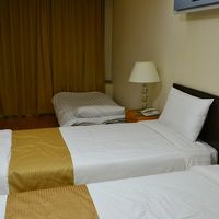 ダブルベッド、シングルベッド、エキストラベッドの３つ