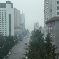 長城酒店からみた漢庭。左側の緑部分が公園で奥が鴨緑江酒店。