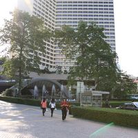 ホテル前に庭はきれいです。