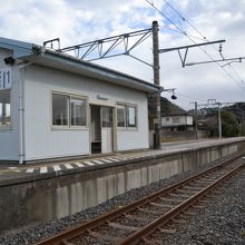 ホーム上にある待合室