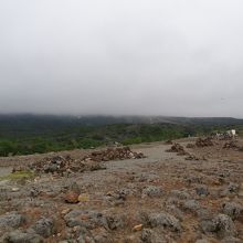 悪天候、全く山並み見えず