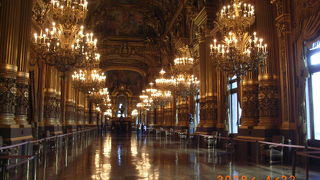 優雅な社交場　オペラ座