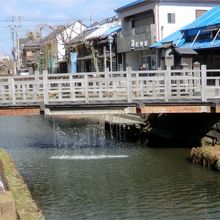 水の出ている樋橋