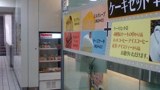 開放的で明るく、入りやすいカフェです。