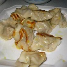 焼き餃子　小ぶりな一口餃子は皮がパリッとで美味しいです