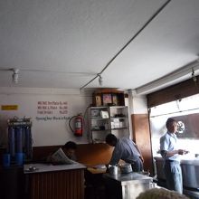 店頭にあるモモ鍋が店舗の目印です。