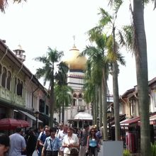 近くにあるサルタンモスク