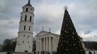 冬には大きなクリスマスツリーが飾られます