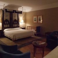 広い客室には大きな長ソファもあり、ゆったりとくつろげます