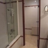 バスルームとトイレがドアで区切られています