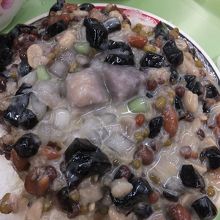 八寶牛●冰（八寶冰+ミルク）６５元（約195円）