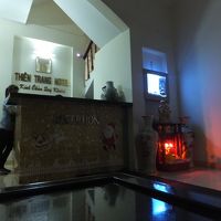 フロントの様子。深夜に到着した時の写真