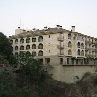 崖の上に建っています