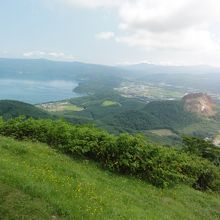 洞爺湖と昭和新山を上から眺める
