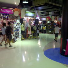 通路が広めで歩きやすいです