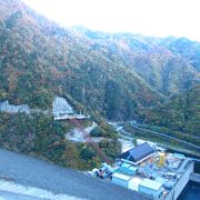 紅葉の徳山ダム