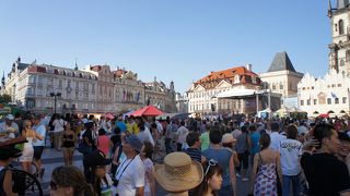 天文時計の仕掛けが動くときは大変な混雑