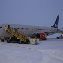 白銀の空港ではパイロットの腕が頼り。